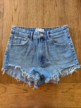 Zara women’s denim shorts size 6 Frayed Hem Denim Shorts